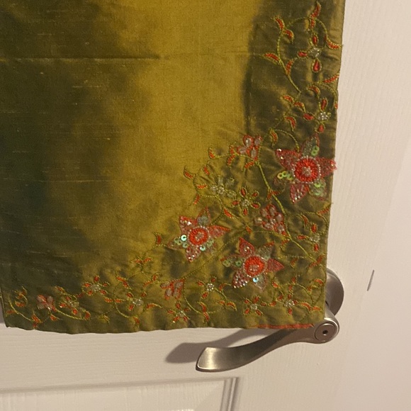 Green flare womens pants size 6 with embroidery design at bottom of legs - Picture 2 of 5